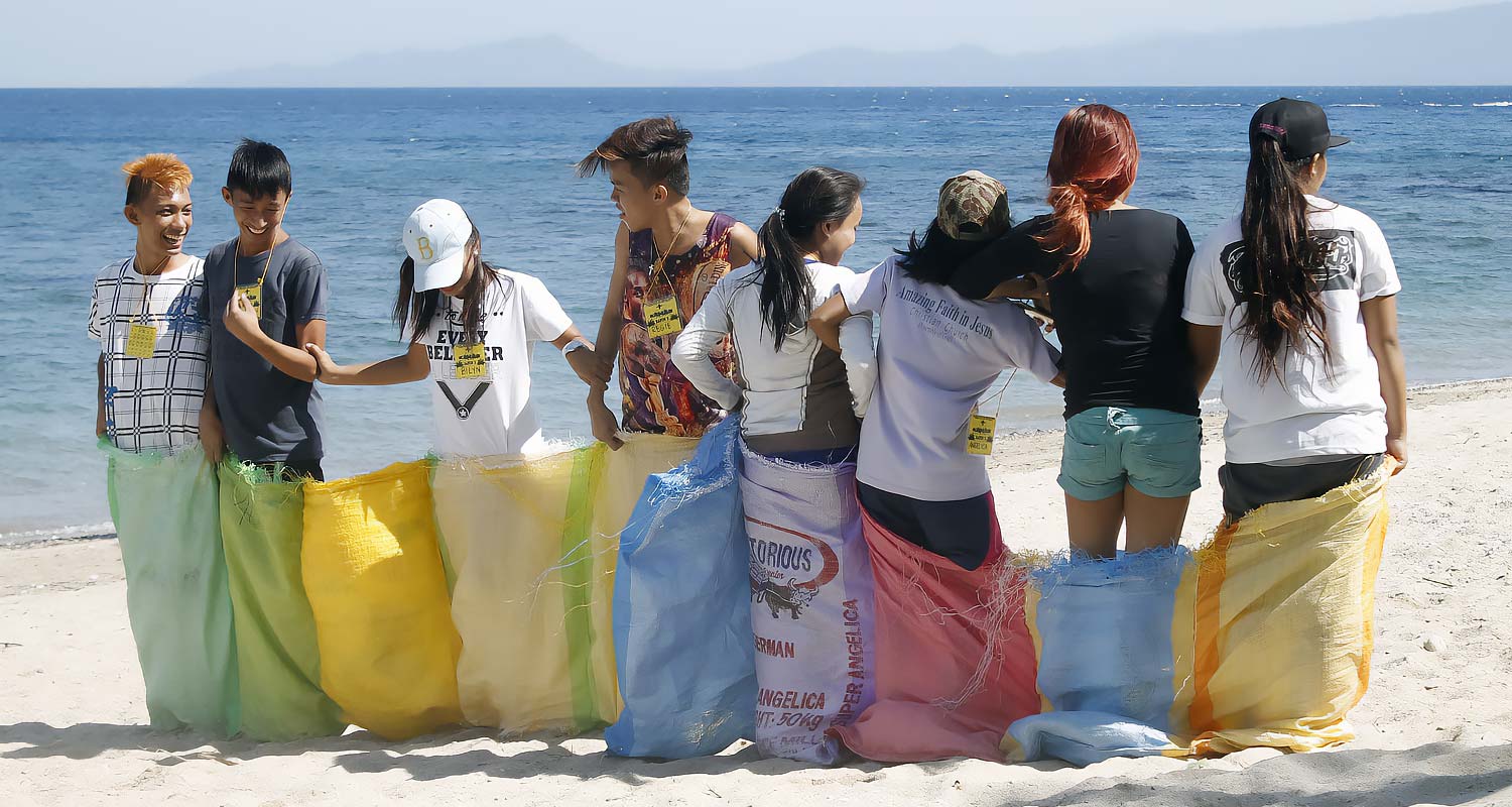 OJC-Weltweit am Strand mit den jungen Philippinern
