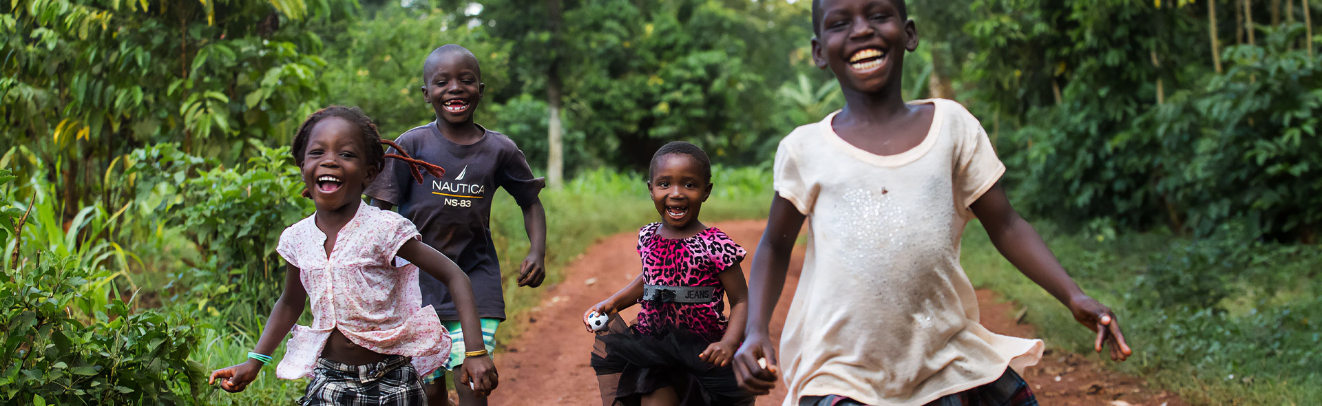 OJC-Weltweit: Fröhliche Kinder rennen auf die Kamera zu
